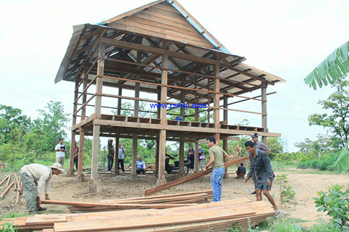 ផ្ទះមួយខ្នង ជាអំណោយដ៏ថ្លៃថ្លារបស់គណបក្សប្រជាជន កម្ពុជាខេត្តព្រះវិហារ ត្រូវបានប្រគល់ ជូនចាស់ជរាគ្មានទីពឹង