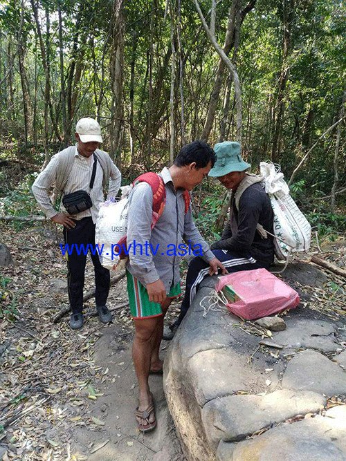 ឈ្មោះជន់រដ្ឋាមន្រ្តីនគរបាលការពារព្រំដែនលេខ៩០៥កំពុងល្បីខាង ឮគំរាមពលករឆ្លងដែនអោយលក់ឈើក្រញូងអោយក្នុងតម្លៃថោក