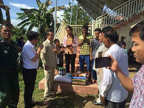 រន្ទះបាញ់ធ្វើឱ្យមានអណ្តាតភ្លើងឆេះផ្ទះអស់មួយខ្នងរួមនិងសត្វគោចំនួន១ក្បាល ផងនោះត្រូវបានឯកឧត្តមឈាងបាក់ នាំយកអំណោយចែកជូនដល់គ្រួសាររងគ្រោះ