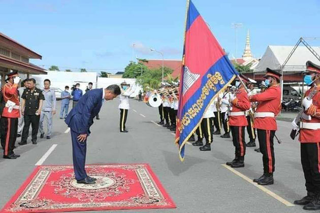 ឯកឧត្ដមទេសរដ្ឋមន្ត្រី ស៊ុន ចាន់ថុល បាននាំយកសម្ភារបរិក្ខារ គ្រឿងឧបភោគបរិភោគ និងថវិកាចែក ជូនមេបញ្ជាការ មេបញ្ជាការរង នាយទាហាន ពលទាហាននៃទីបញ្ជាការដ្ឋានអង្គរក្ស ស្ថិតក្នុងក្រុងតាខ្មៅ ខេត្តកណ្តាល ក្នុងឱកាសបុណ្យភ្ជុំបិណ្ឌ