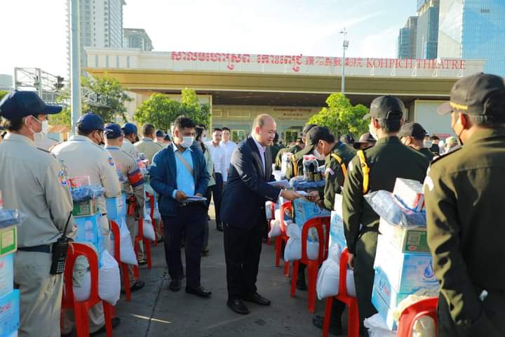 ឯកឧត្តម ហ៊ុន ម៉ានី និងសហការី បានអញ្ជើញជួបសំណេះសំណាល និងប្រគល់អំណោយជូនដល់បងប្អូនកងកម្លាំងប្រជាការពារនៃខណ្ឌទាំង១៤ នៃរាជធានីភ្នំពេញ