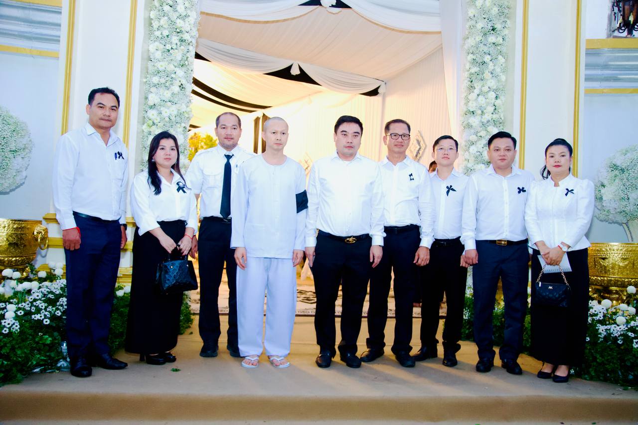 លោកបណ្ឌិត ហោ សេរីវឌ្ឍន៍ ប្រធានផែ្នកក្រៅប្រព័ន្ធ នៃយុវជនគណបក្សថ្នាក់កណ្ដាល អញ្ជើញដឹកនាំប្រតិភូចូលរួមគោរពវិញ្ញាណក្ខន្ធសព លោកជំទាវធម្មសទ្ធាភិរ័ក្ខសុទ្ធិរតតន៍អគ្គមហាឧបាសិកាពុទ្ធសាសនូបត្ថម្ភក៍ យស់ សុីមន ដែលត្រូវជាភរិយា លោកនាយឧត្តមសេនីយ៍ ម៉ឹង សំផន រដ្ឋលេខាធិការក្រសួងការពារជាតិ