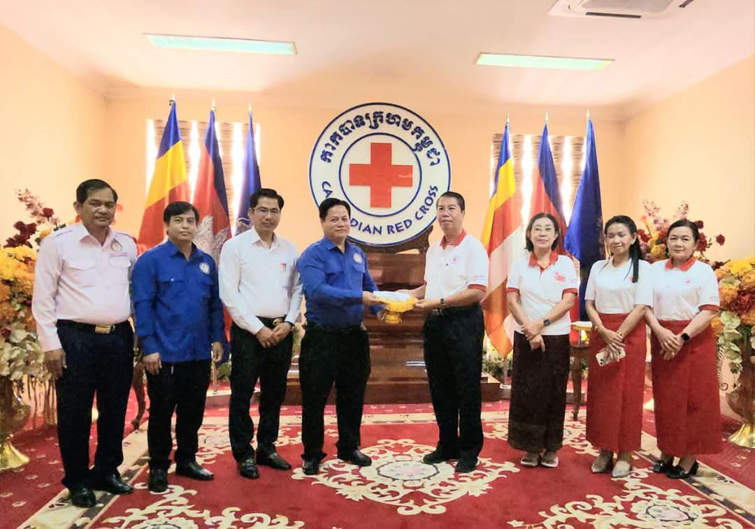 បណ្ឌិត ហែម ប្រសើរ ប្រធានសម្ព័ន្ធភាព និងជាប្រធាន សមាគមសម្ព័ន្ធភាពអ្នកសារព័ត៌មានក្នុងសន្តិភាព បាននាំយកថវិកាបរិច្ចាគជូនកាកបាទក្រហមកម្ពុជា  ក្នុងឱកាសខួបទី១៦២ ទិវាពិភពលោកកាកបាទក្រហម និងអឌ្ឍចន្ទក្រហម ៨ ឧសភា ឆ្នាំ២០២៥